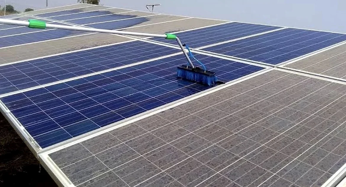 Painéis solares em manutenção